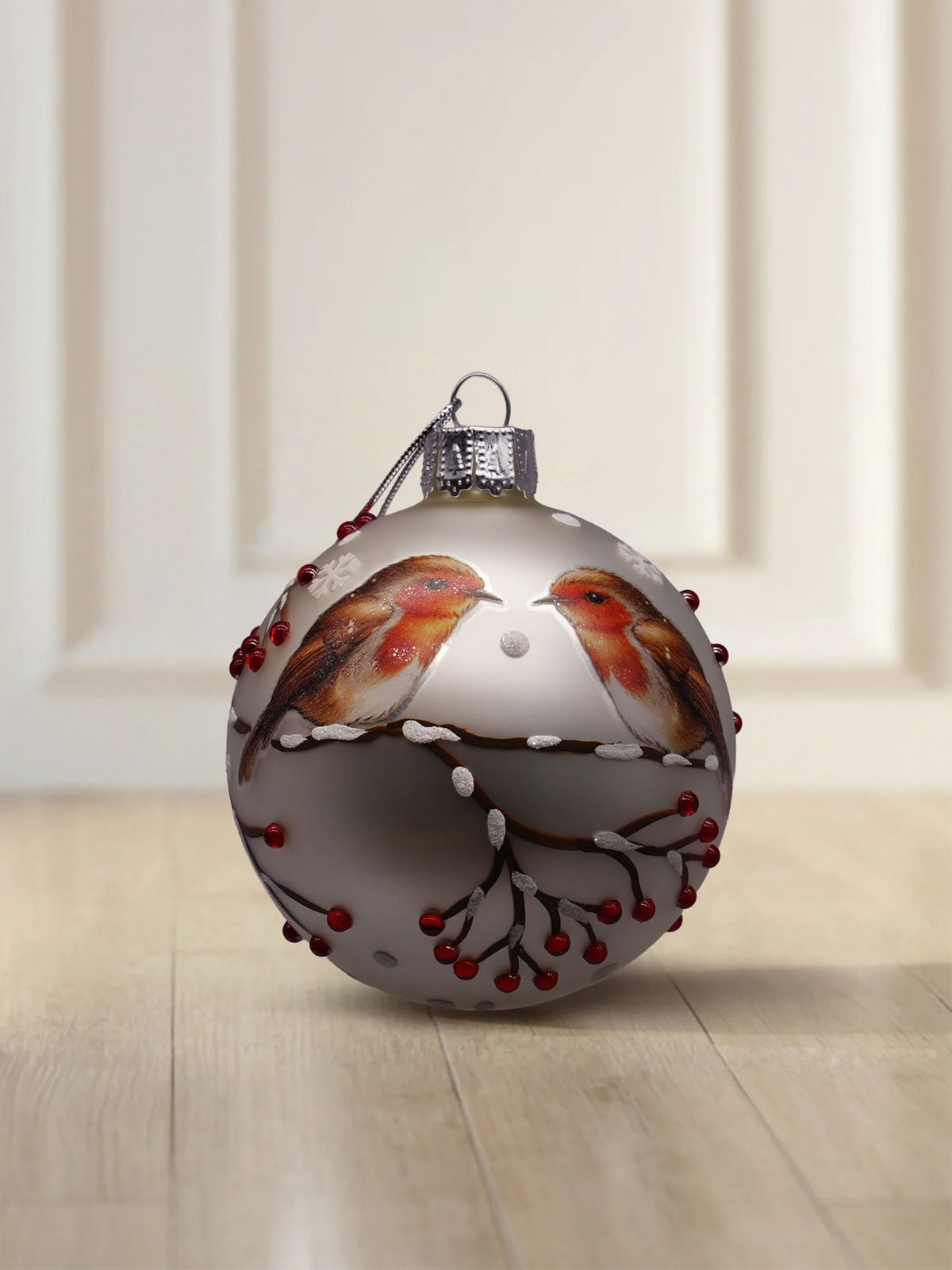 ArtiTree Glaskugel 6 cm in matt Grau mit zwei Rotkehlchen auf Zweigen und roten Beeren