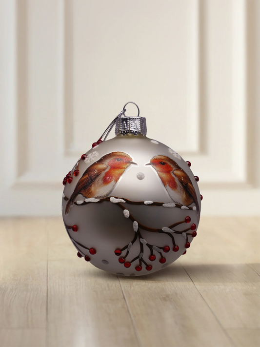 ArtiTree glazen bol 6 cm in mat grijs met twee roodborstjes op takken en rode bessen