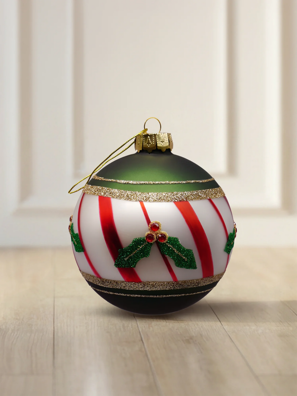 ArtiTree glazen kerstbal 6 cm in wit met rode strepen, hulsttakjes en goudglitterlint