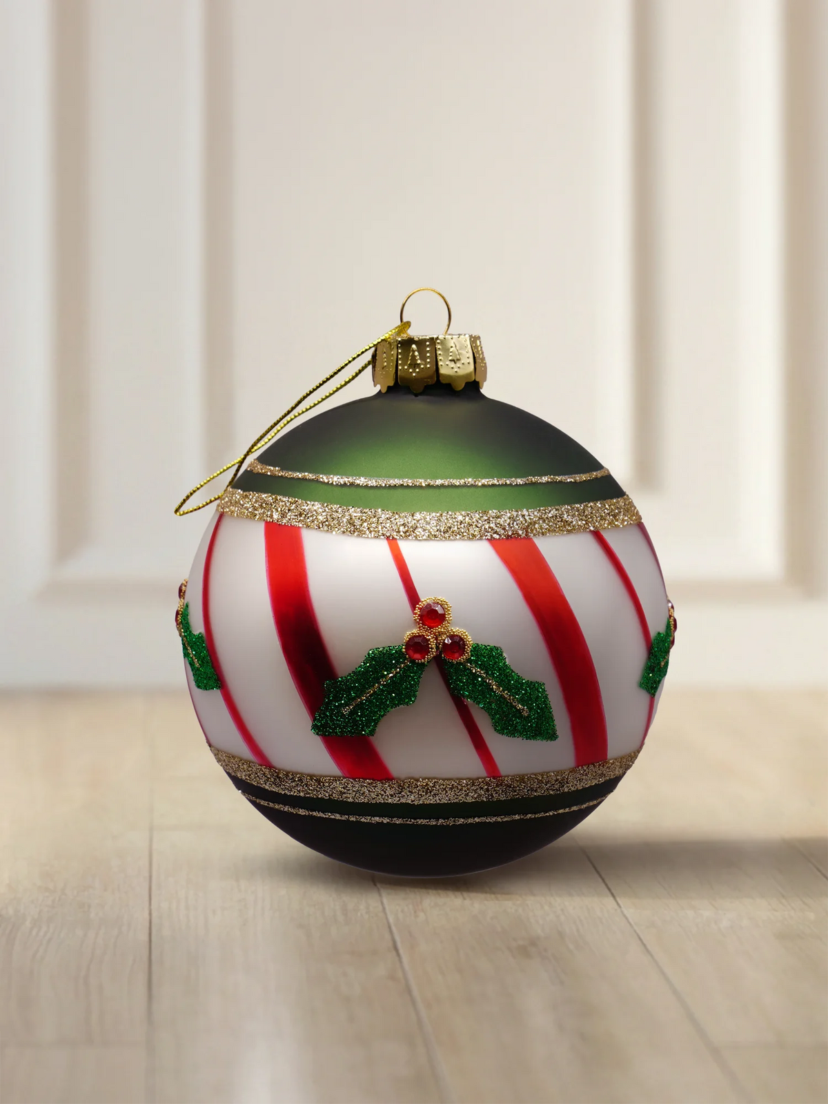 ArtiTree glazen kerstbal 8 cm in wit met rode strepen, hulsttakjes en goudglitterlint