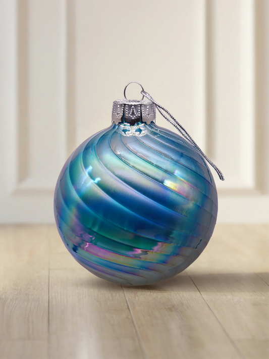 ArtiTree glazen bol 10 cm in blauw-turkoois met iriserend golfreliëf en zilveren ophanghaak