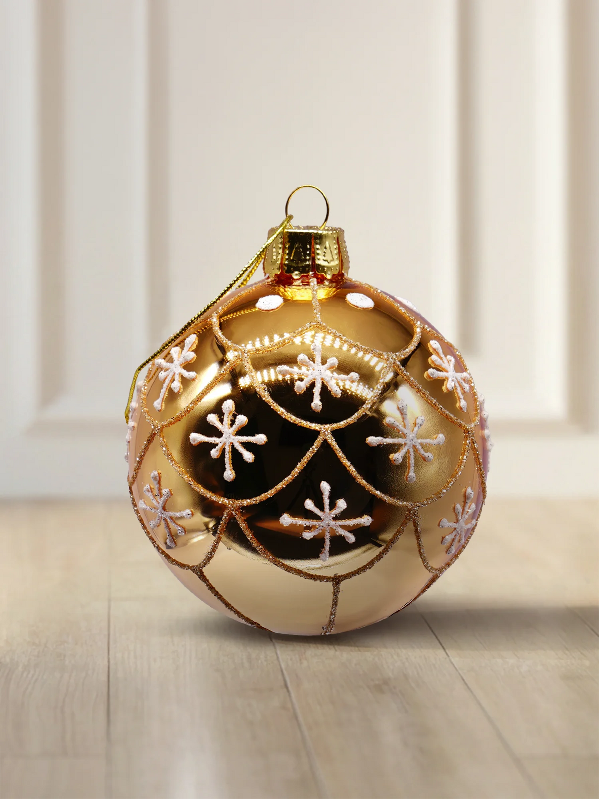 ArtiTree Glaskugel  10 cm in Gold glänzend mit weißen Schneeflocken und goldenem Bogenmuster