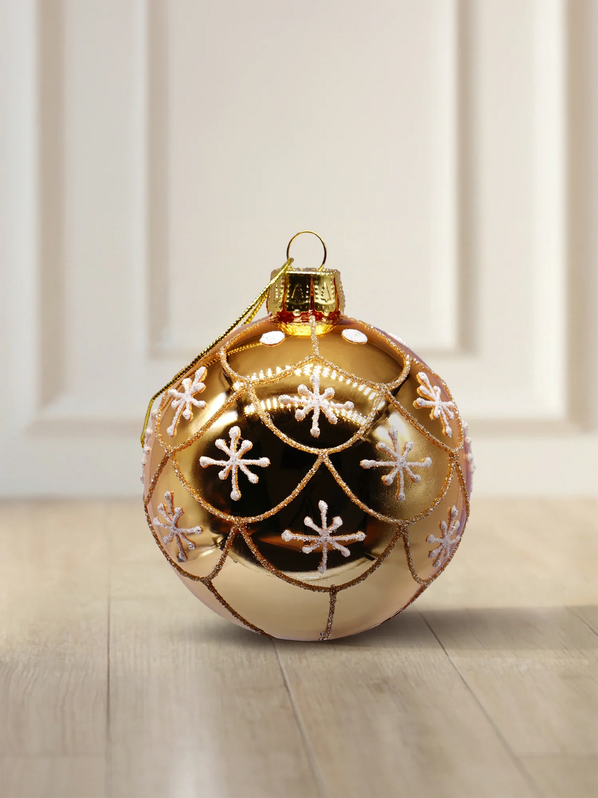 ArtiTree Glaskugel 6 cm in Gold glänzend mit weißen Schneeflocken und goldenem Bogenmuster