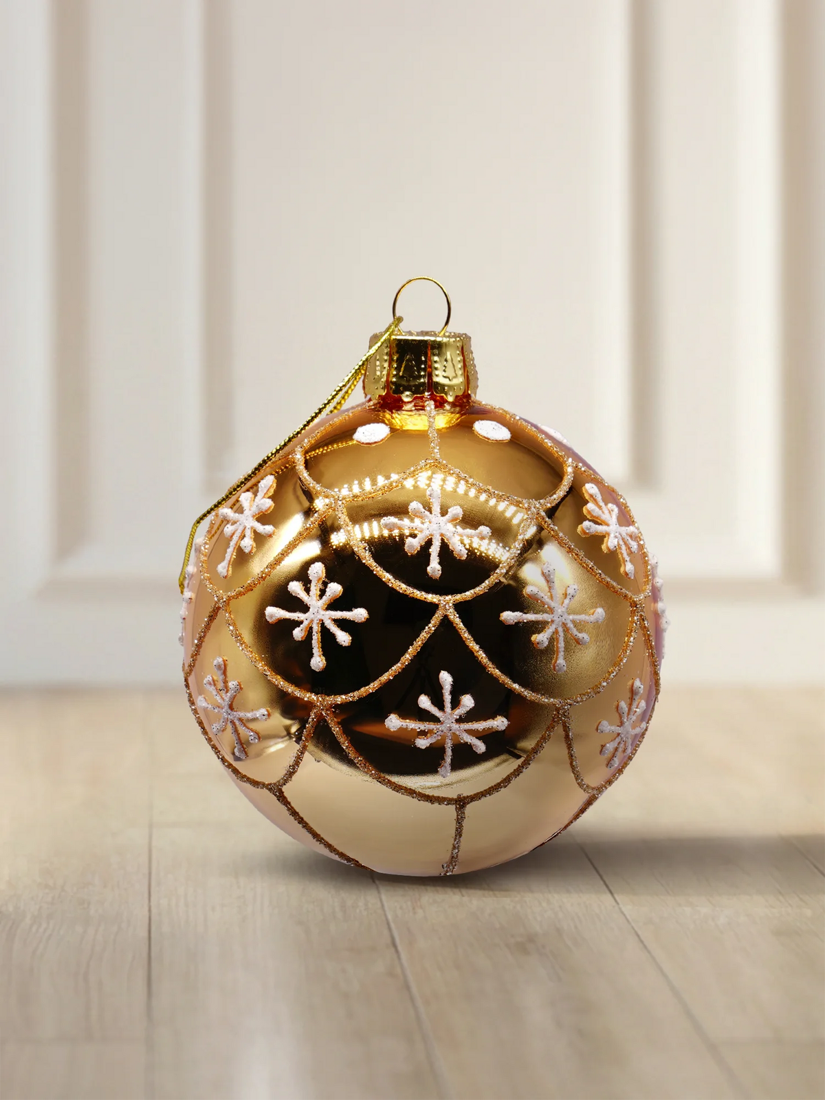 ArtiTree Glaskugel 8 cm in Gold glänzend mit weißen Schneeflocken und goldenem Bogenmuster