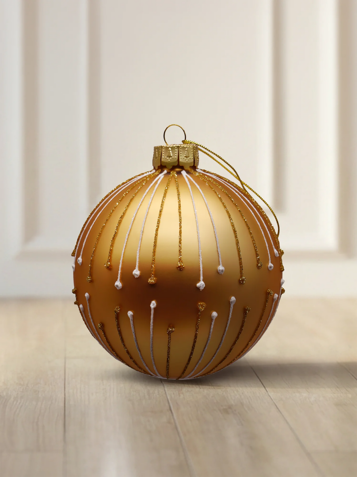 ArtiTree Glaskugel 8 cm in Gold matt mit Glitzerlinien und weißen Punkten im Strahlenmuster