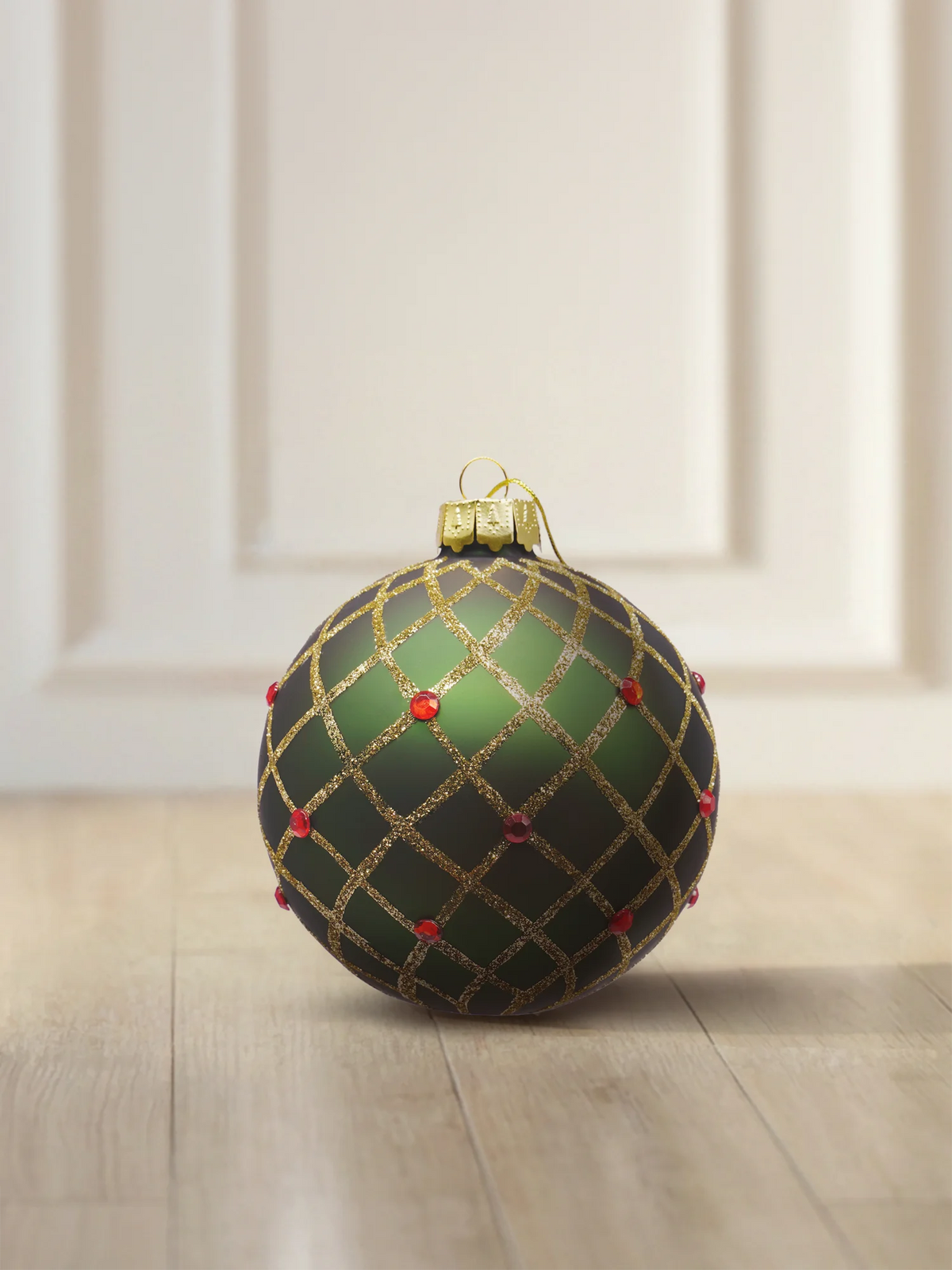 ArtiTree Glaskugel 6 cm in Dunkelgrün matt mit goldenem Rautengitter und roten Schmucksteinen