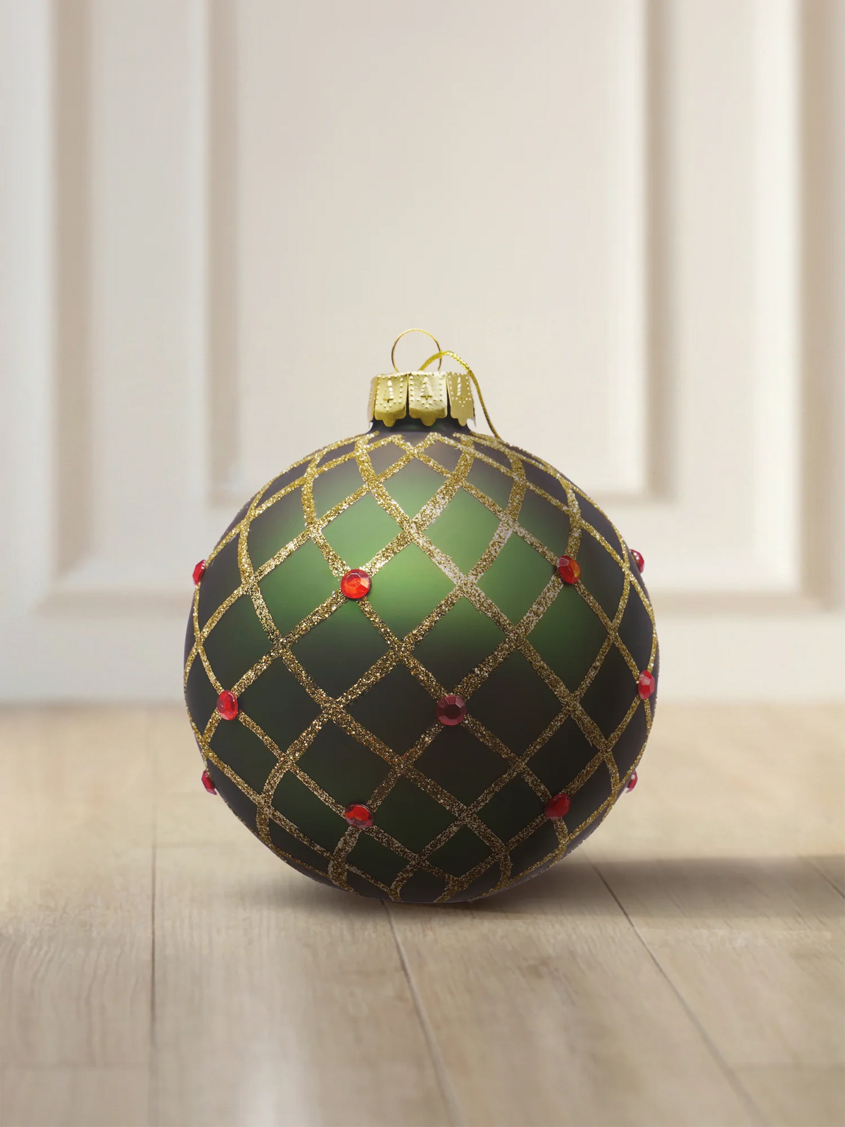 ArtiTree Glaskugel 8 cm in Dunkelgrün matt mit goldenem Rautengitter und roten Schmucksteinen