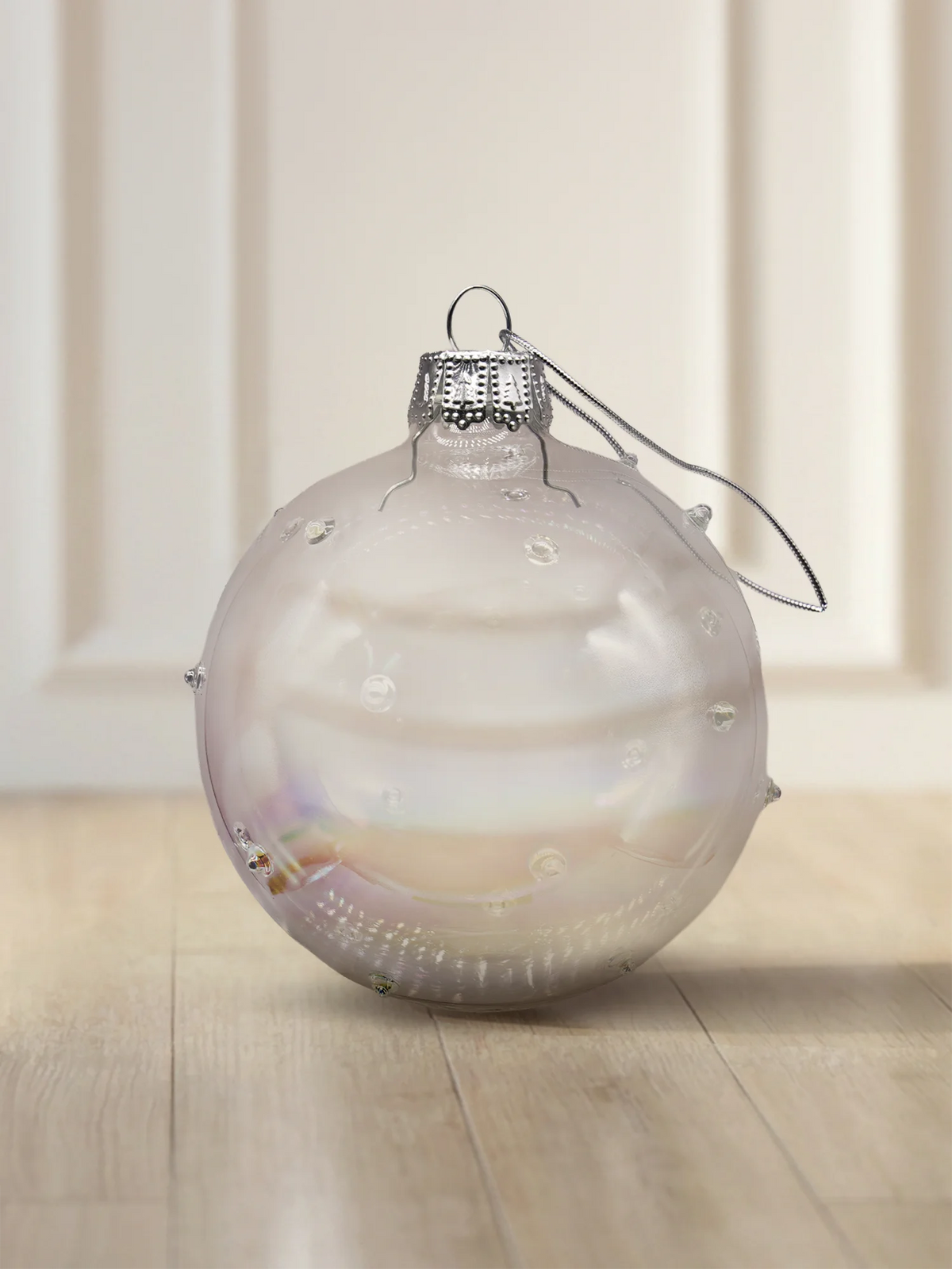 ArtiTree Glaskugel 10 cm in Perlweiß, irisierend schimmernd mit erhabenen Glastropfen