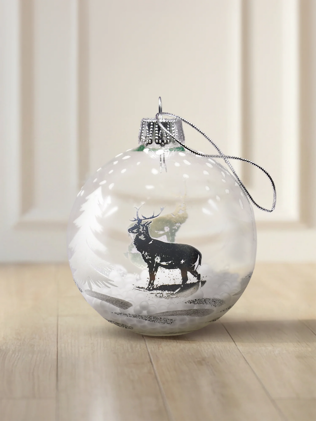 ArtiTree Glaskugel 10 cm klar mit Hirsch- und Tannenmotiv sowie Schneekugeln im Inneren