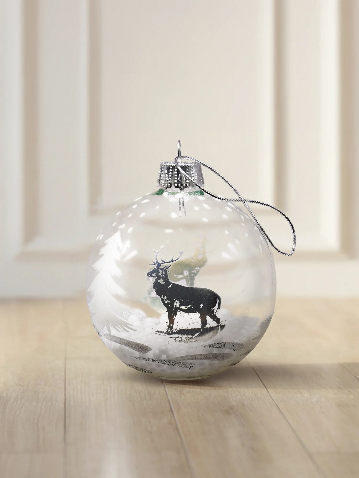 ArtiTree Glaskugel 6 cm klar mit Hirsch- und Tannenmotiv sowie Schneekugeln im Inneren
