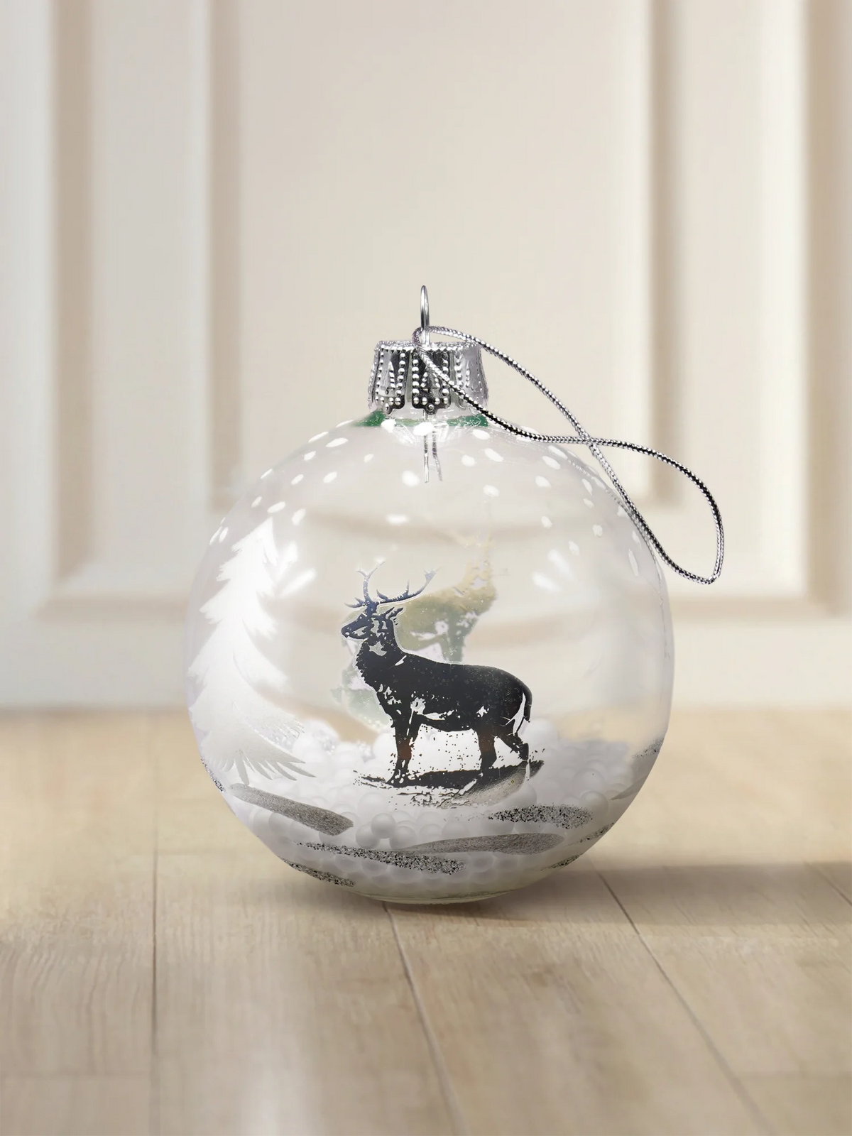 ArtiTree Glaskugel 8 cm klar mit Hirsch- und Tannenmotiv sowie Schneekugeln im Inneren