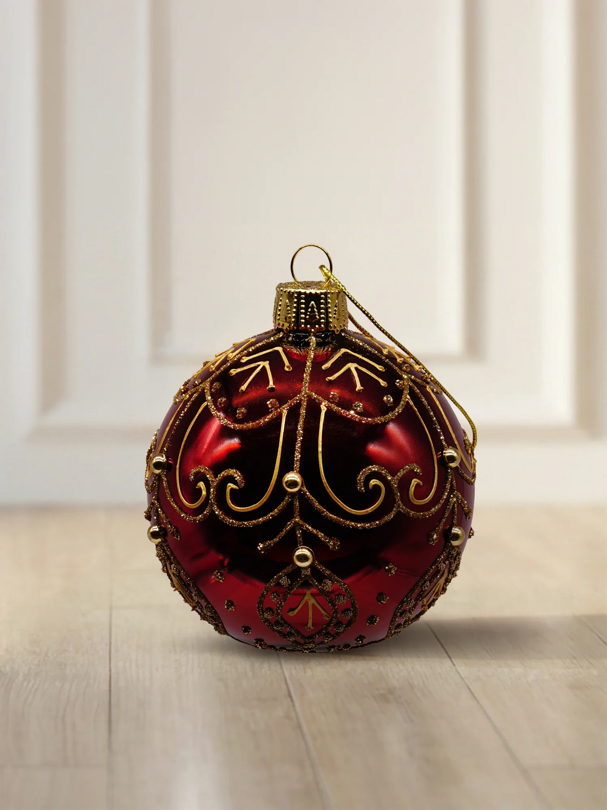 ArtiTree Glaskugel 6 cm in Weinrot mit goldenen Ornamenten, Perlen und Glitzerdekor