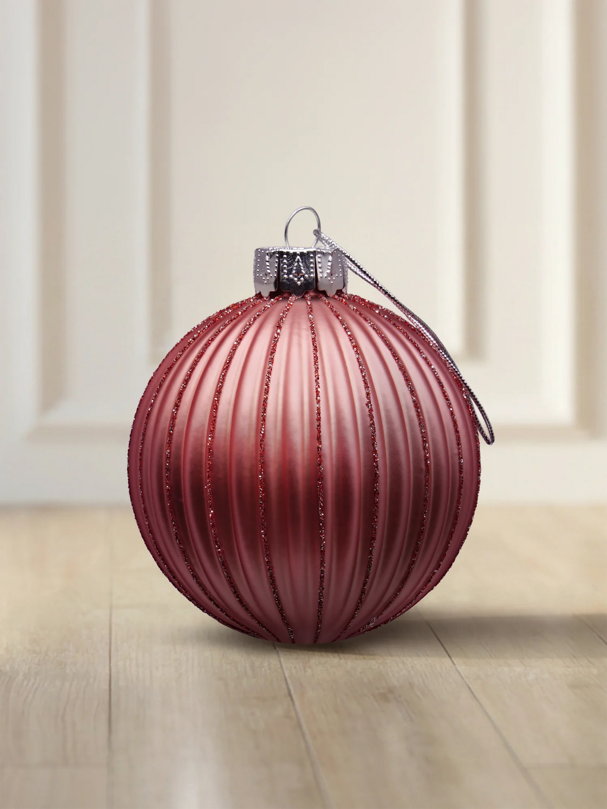 ArtiTree Glaskugel 8 cm in rosa matt mit geriffelter Oberfläche und roten Glitzerstreifen