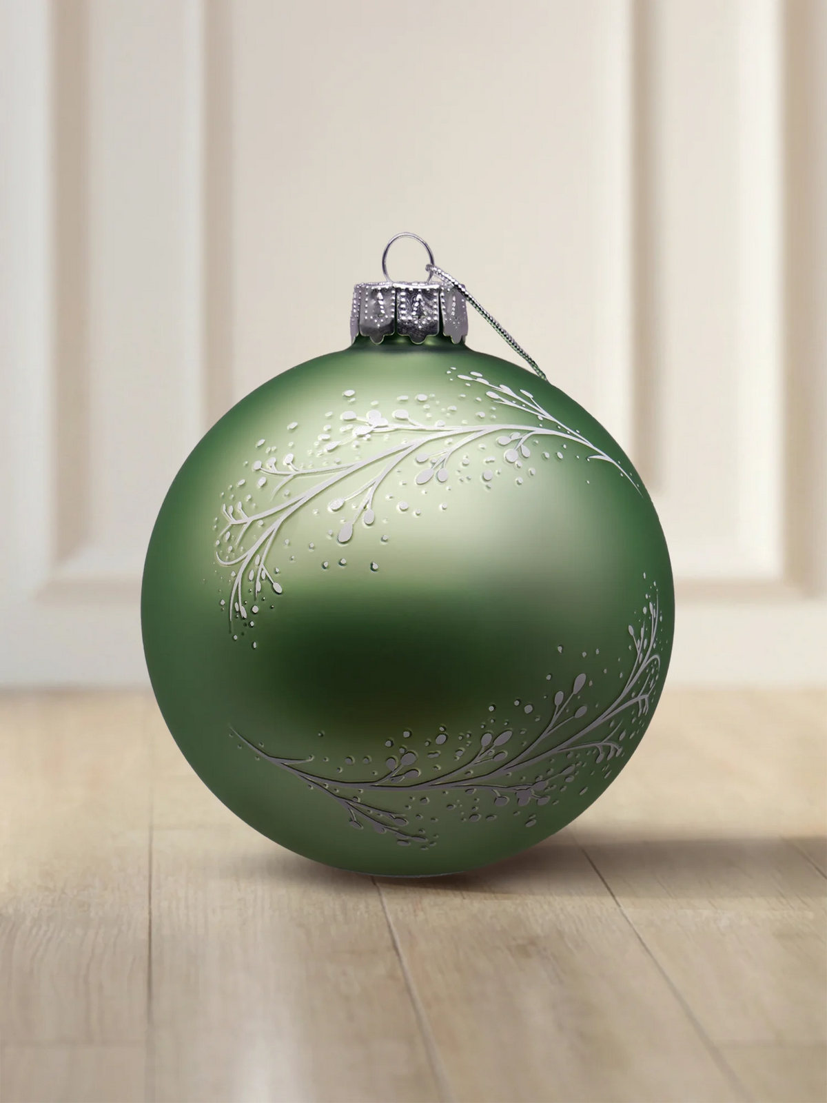 ArtiTree Glaskugel 10 cm in Salbeigrün matt mit weißen Zweigen und Frostmuster