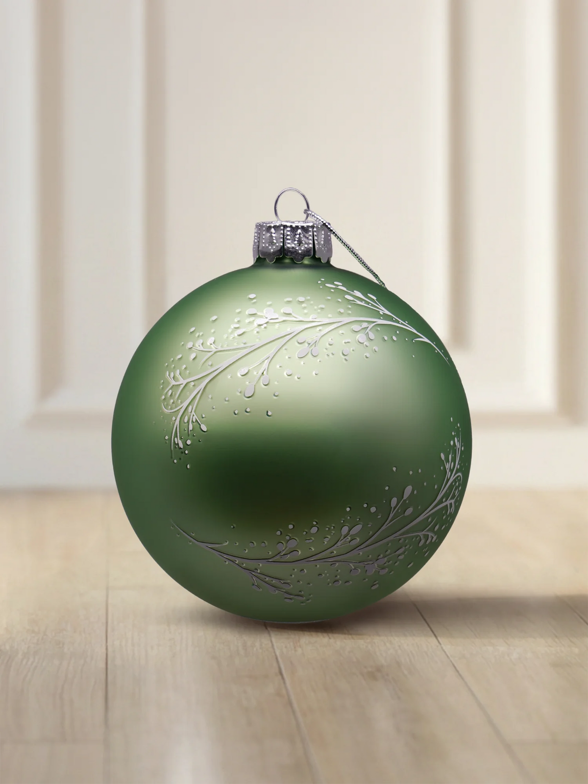 ArtiTree Glaskugel 8 cm in Salbeigrün matt mit weißen Zweigen und Frostmuster