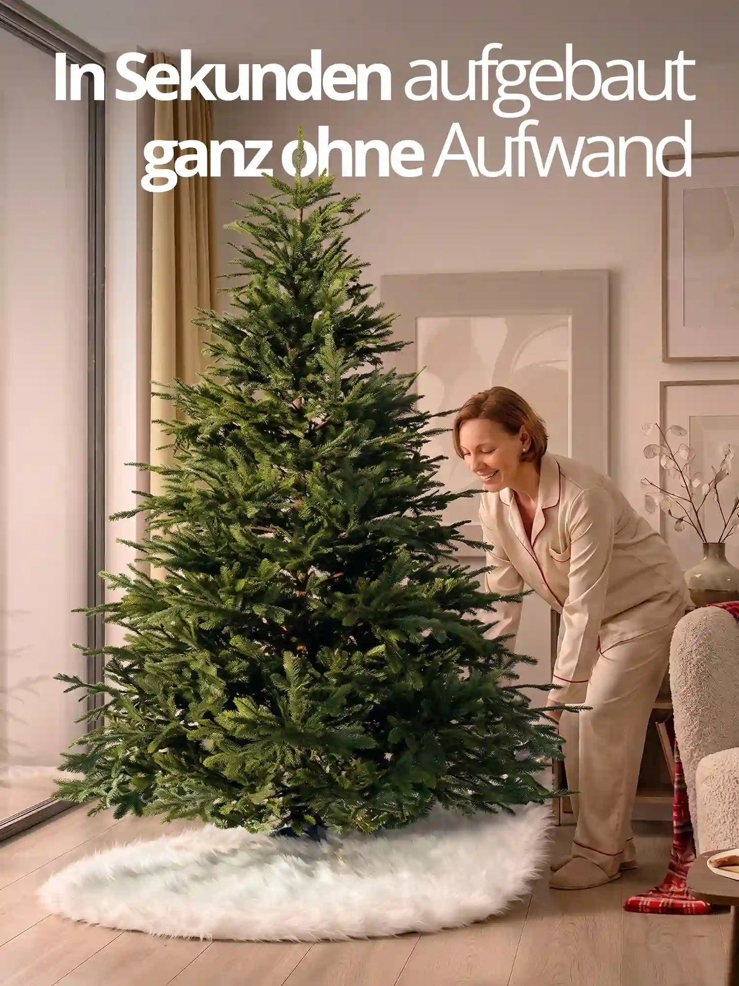 Frau befestigt den weißen Plüsch-Baumrock mit Klettverschluss am Stamm eines künstlichen Weihnachtsbaums.