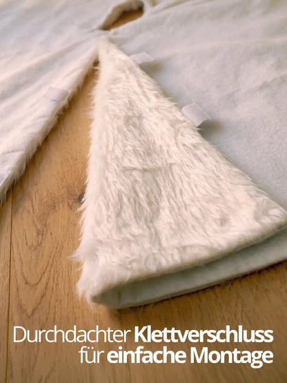 Detailansicht des weißen Plüsch-Baumrock mit weicher Unterseite und Klettverschluss für einfaches Anbringen.