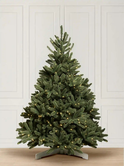 ArtiTree Edeltanne 150cm mit LED: Künstlicher Weihnachtsbaum mit warmweißer LED-Beleuchtung, 100% PE-Spritzguss, voluminöse Zweige, auf Holzständer vor weißem Hintergrund