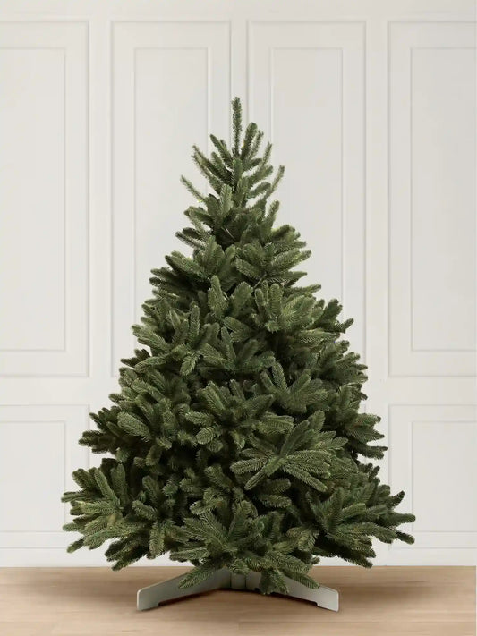 ArtiTree Edeltanne 150cm ohne LED: Künstlicher Weihnachtsbaum, 100% PE-Spritzguss, voluminöse Zweige, auf Holzständer vor weißem Hintergrund