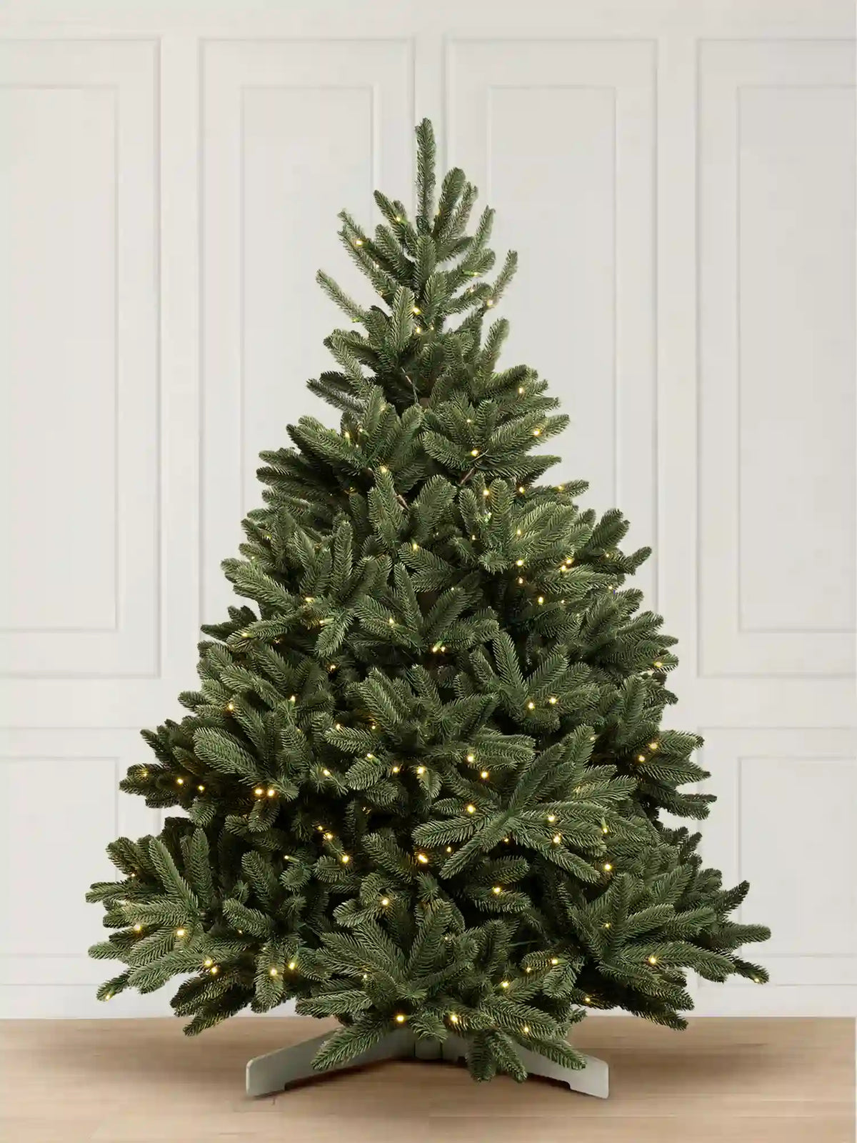 ArtiTree Edeltanne 180cm mit LED: Künstlicher Weihnachtsbaum mit warmweißer LED-Beleuchtung, 100% PE-Spritzguss, voluminöse Zweige, auf Holzständer vor weißem Hintergrund
