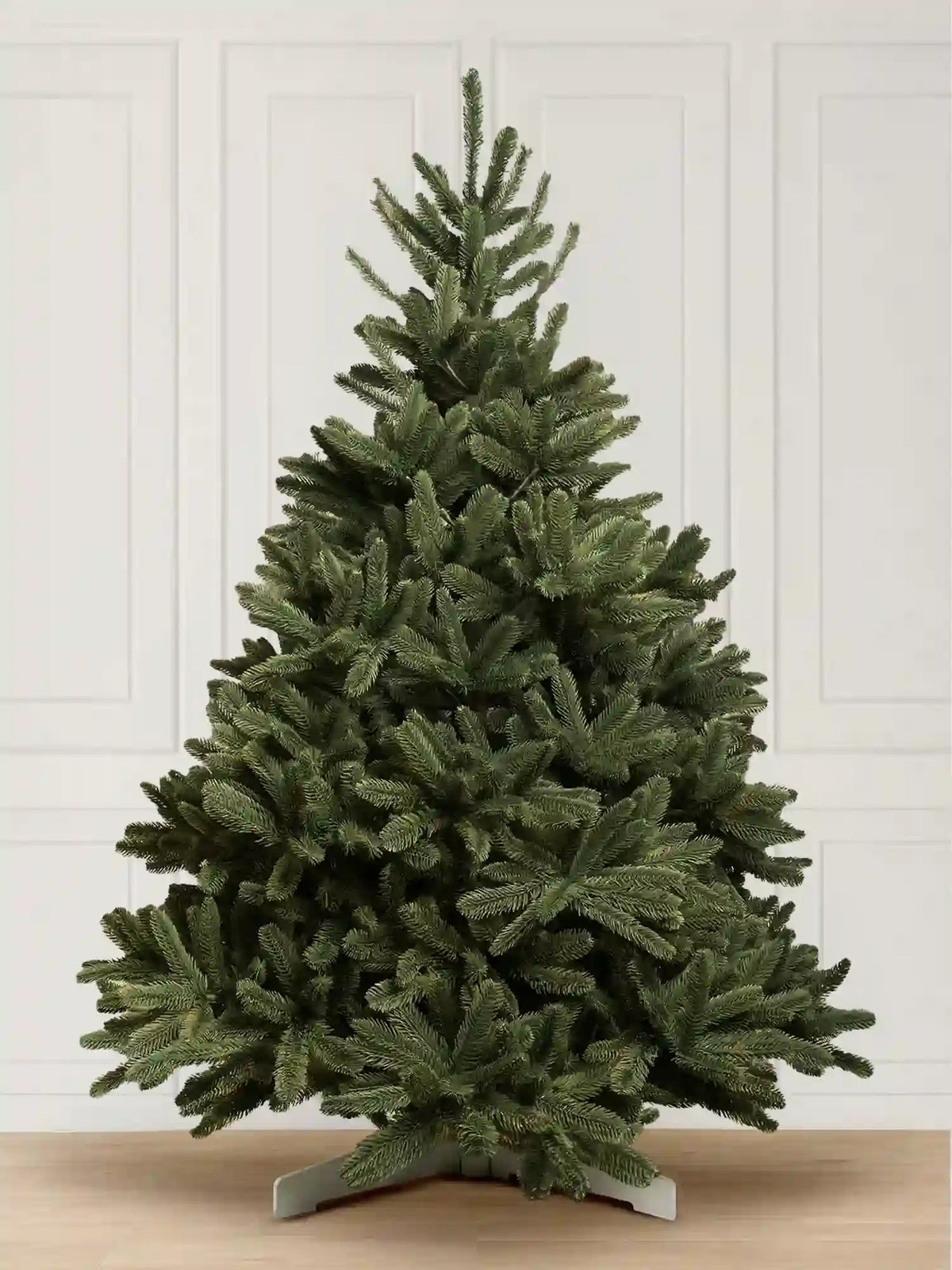 ArtiTree Edeltanne 210cm ohne LED: Künstlicher Weihnachtsbaum, 100% PE-Spritzguss, voluminöse Zweige, auf Holzständer vor weißem Hintergrund