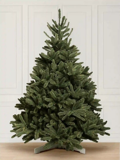 ArtiTree Edeltanne 210cm ohne LED: Künstlicher Weihnachtsbaum, 100% PE-Spritzguss, voluminöse Zweige, auf Holzständer vor weißem Hintergrund