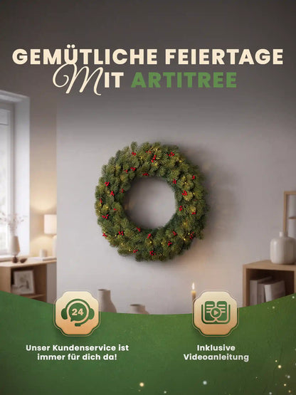 Ghirlanda natalizia artificiale con bacche rosse e luci LED, appesa come decorazione in un accogliente soggiorno