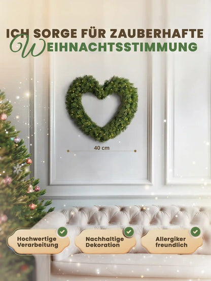 Couronne de Noël artificielle en forme de cœur de 40cm, de ArtiTree, avec indication des dimensions, sur un mur blanc