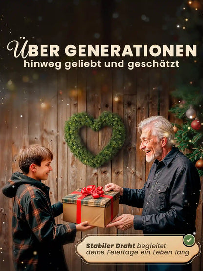Un grand-père et son petit-fils échangent des cadeaux de Noël, une couronne de Noël artificielle en forme de cœur d’ArtiTree est accrochée en arrière-plan à un mur en bois