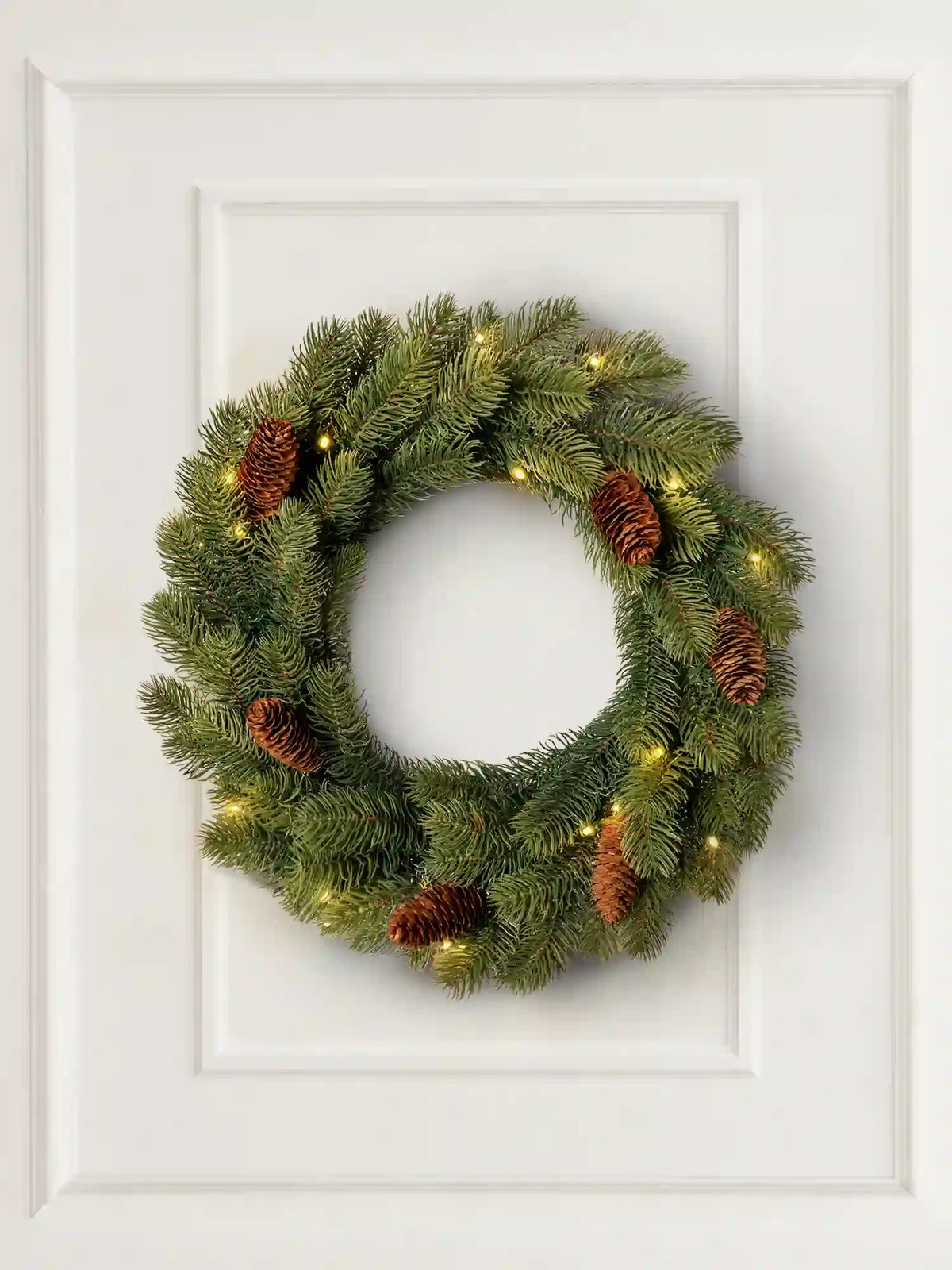 Ghirlanda natalizia artificiale da 40 cm con pigne e luci LED di ArtiTree