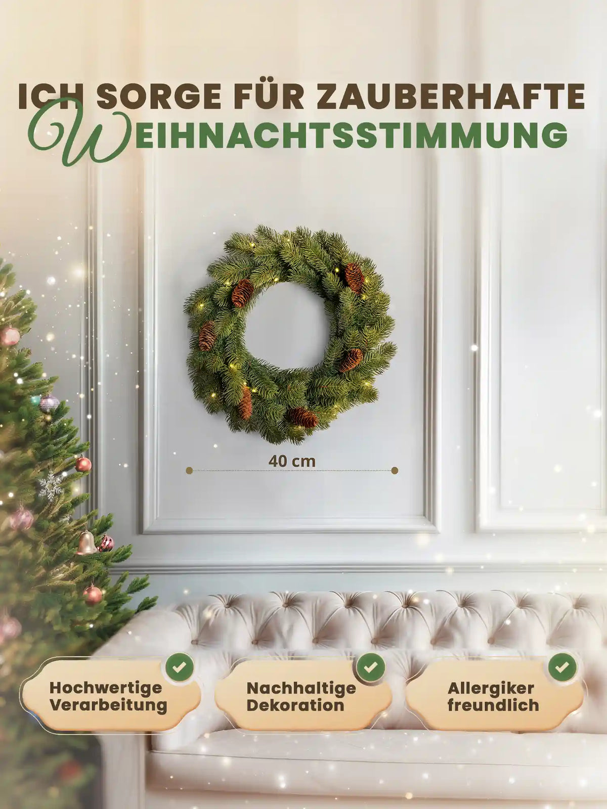 Künstlicher Weihnachtskranz 40cm von ArtiTree mit Tannenzapfen und Maßangabe an einer weißen Wand 