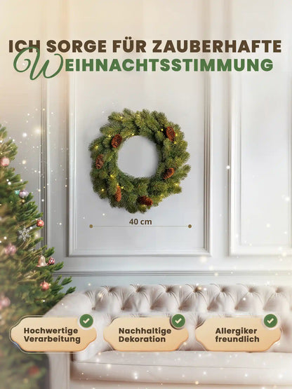 Künstlicher Weihnachtskranz 40cm von ArtiTree mit Tannenzapfen und Maßangabe an einer weißen Wand 