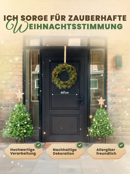 Ghirlanda natalizia artificiale da porta da 40 cm di ArtiTree con pigne su una porta d’ingresso nera