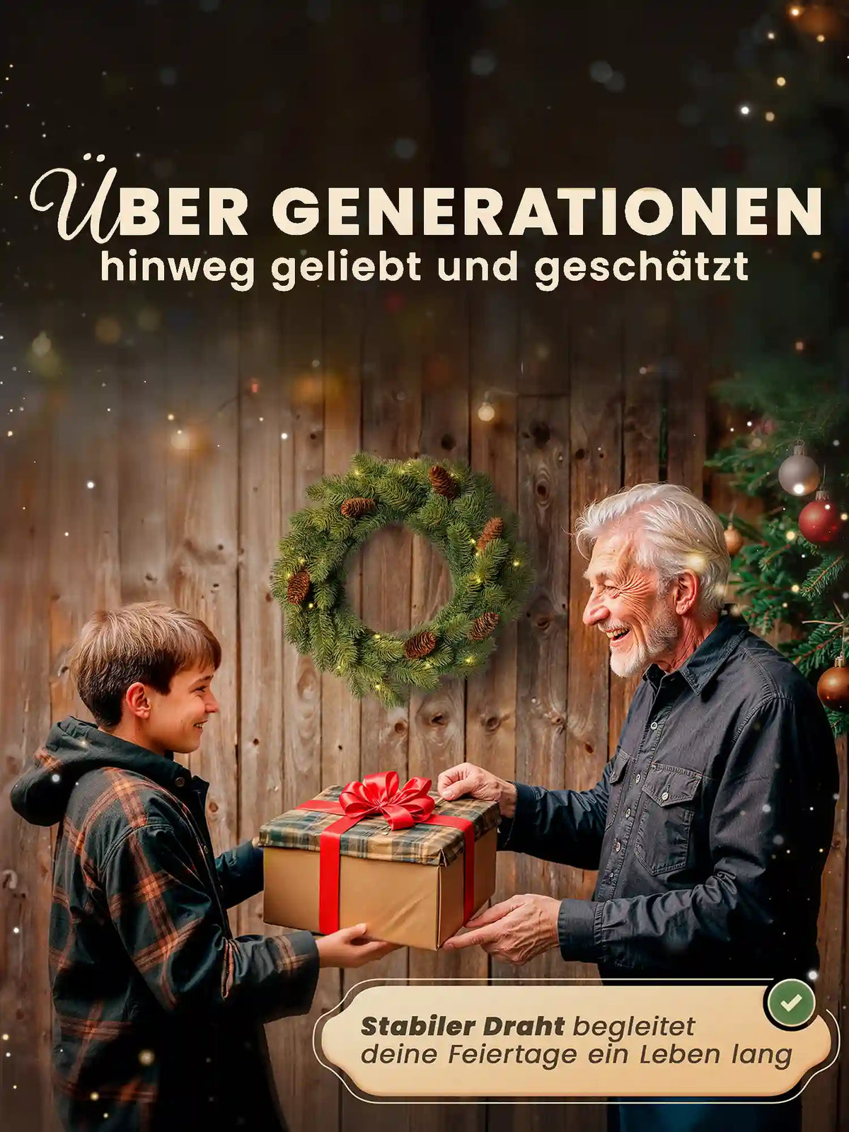 Nonno e nipote si scambiano i regali di Natale; sullo sfondo, una ghirlanda natalizia artificiale con pigne di ArtiTree è appesa a una parete di legno