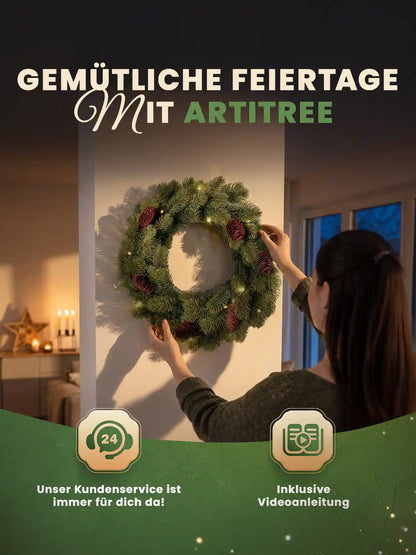 Ghirlanda natalizia artificiale con pigne e illuminazione LED, appesa come decorazione in un accogliente soggiorno