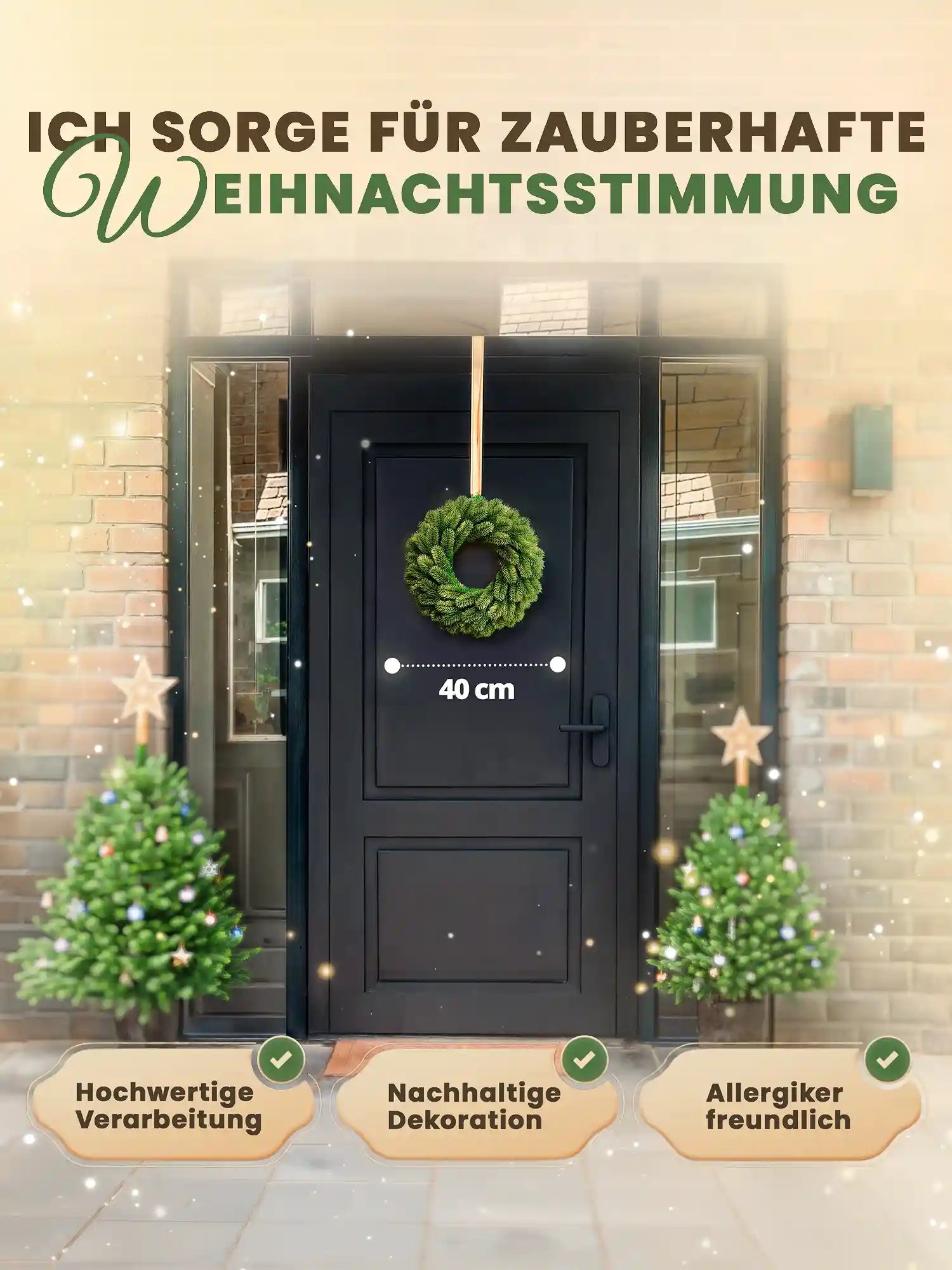 Künstlicher 40 cm Weihnachtskranz an schwarzer Haustür zwischen zwei geschmückten Weihnachtsbäumen