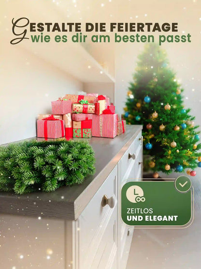 Künstlicher Tannenkranz auf Sideboard neben verpackten Geschenken und geschmücktem Weihnachtsbaum, zeitlose Dekoration