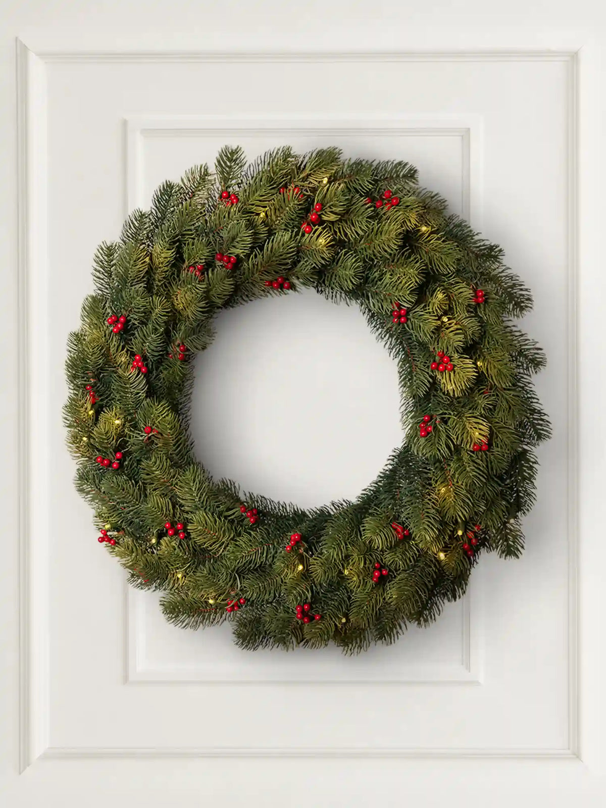 Ghirlanda natalizia artificiale da 60 cm con bacche rosse e illuminazione LED di ArtiTree