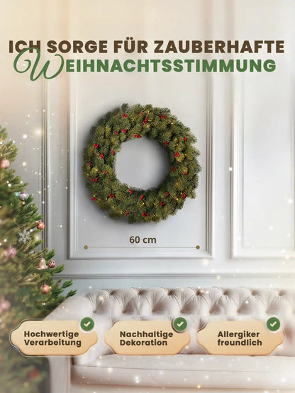 Ghirlanda natalizia artificiale da 60 cm di ArtiTree, con indicazione delle dimensioni, appesa a una parete bianca accanto a un albero di Natale decorato