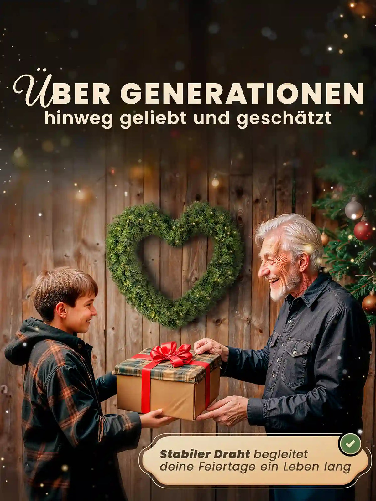 Un grand-père et son petit-fils échangent des cadeaux de Noël, une couronne de Noël artificielle en forme de cœur d’ArtiTree est accrochée en arrière-plan à un mur en bois
