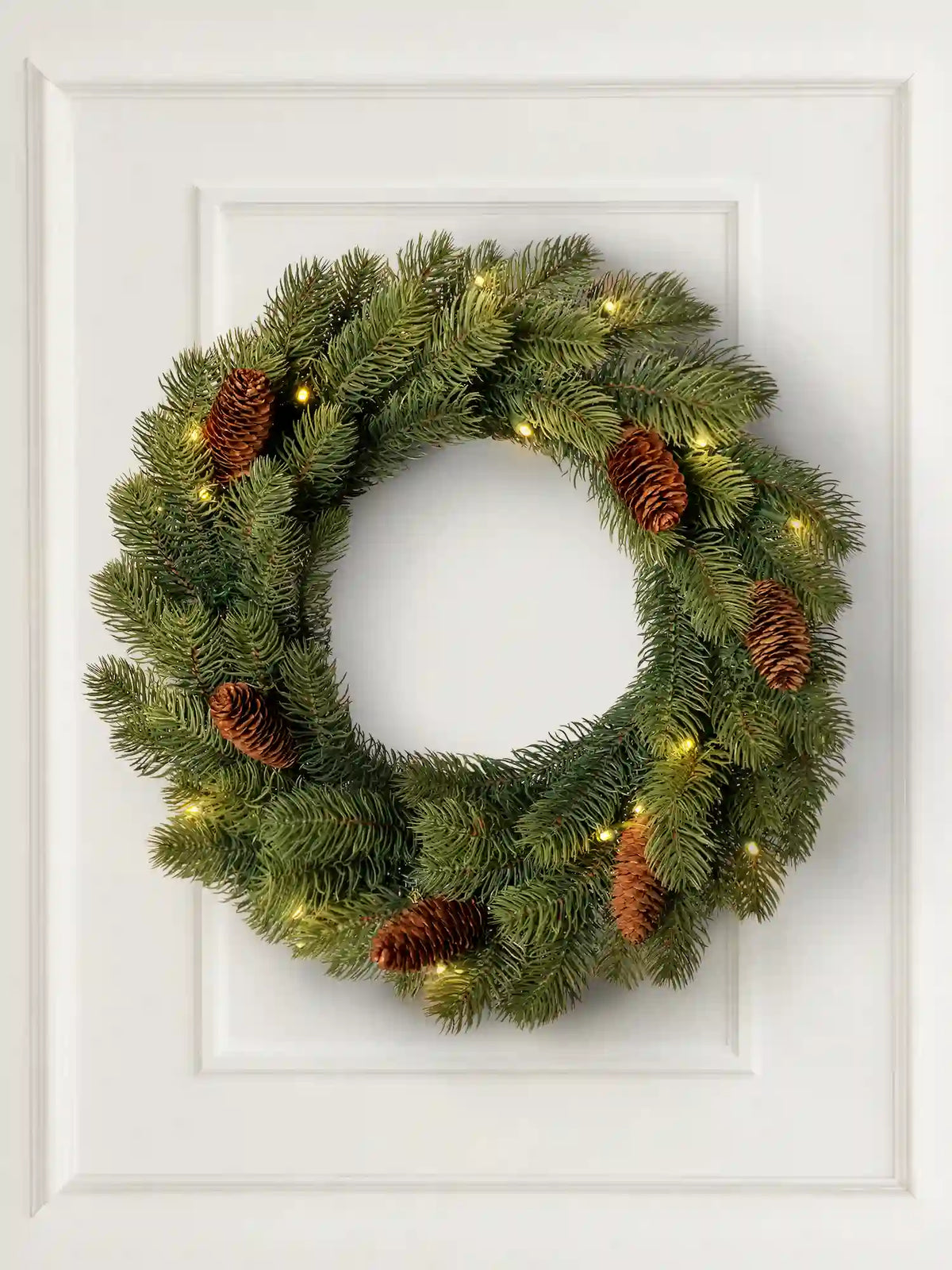 Ghirlanda natalizia artificiale da 60 cm con pigne e illuminazione a LED di ArtiTree