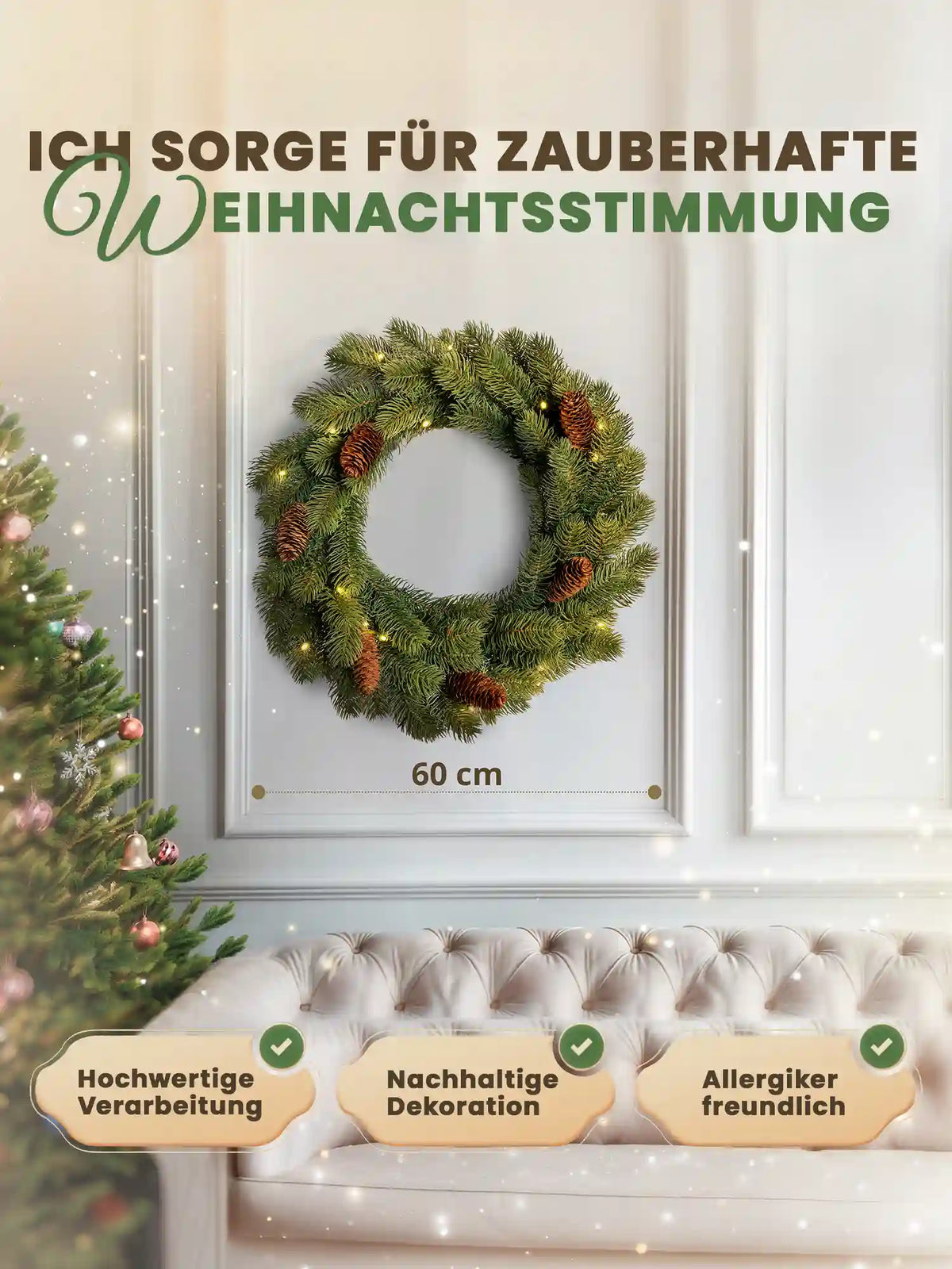 Ghirlanda natalizia artificiale da 60 cm di ArtiTree con pigne e indicazione delle dimensioni, appesa a una parete bianca accanto a un albero di Natale decorato