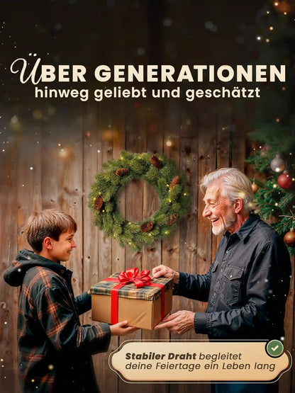Nonno e nipote si scambiano i regali di Natale; sullo sfondo, una ghirlanda natalizia artificiale con pigne di ArtiTree è appesa a una parete di legno