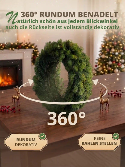 360-Grad-Ansicht des Weihnachtskranzes auf Holztisch, rundum vollständig benadelt ohne kahle Stellen