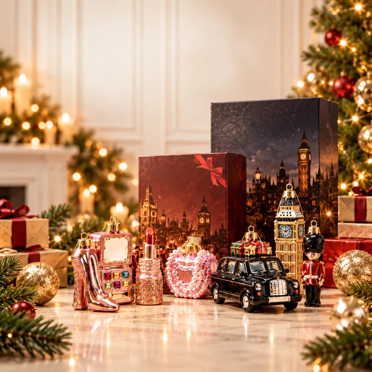 ArtiTree Weihnachtsbaumschmuck aus Glas mit verschiedenen Figuren aus den Pretty Girl und London Sets, festlich dekoriert mit Weihnachtsbeleuchtung und Geschenkverpackungen.