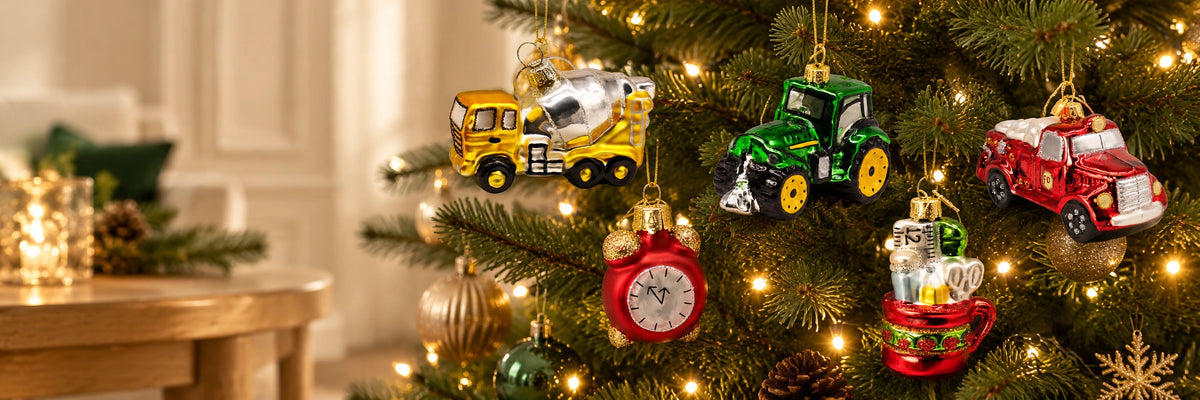 ArtiTree Glasfiguren Beruf & Handwerk: Betonfahrmischer, grüner Traktor, rotes Feuerwehrauto, roter Wecker und rote Tasse mit Werkzeug als Glasornamente am beleuchteten Weihnachtsbaum