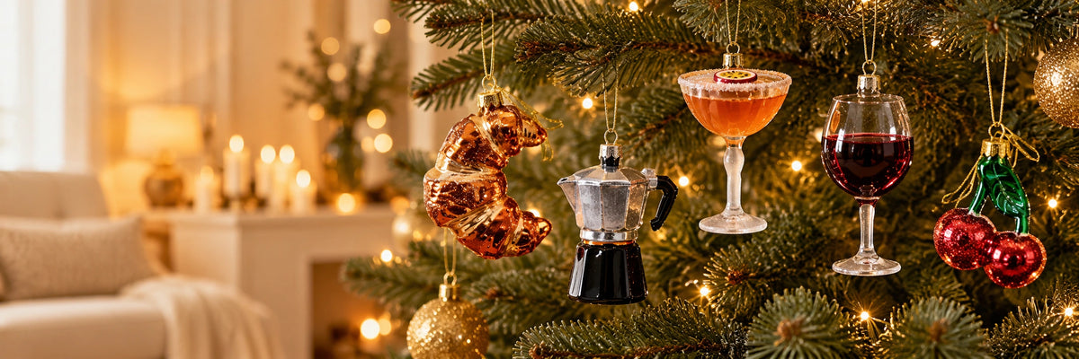 ArtiTree Glasfiguren Essen & Trinken: Croissant, Espressobereiter, Pornstar Martini, Rotwein und Kirsche als Glasornamente am beleuchteten Weihnachtsbaum