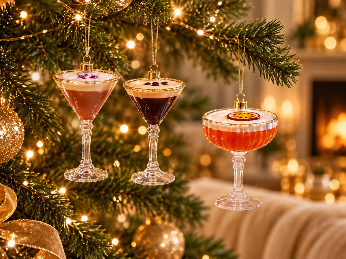 ArtiTree Glasfiguren Cocktails: Pornstar Martini, Espresso Martini und Aperol Spritz als glänzende Glasornamente am Weihnachtsbaum – Lifestyle-Bild Cocktails