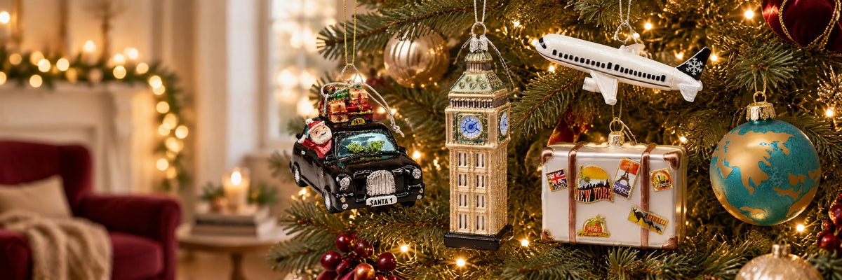 ArtiTree Glasfiguren Reisen: Englisches Taxi, Big Ben, weißes Flugzeug, Reisekoffer und Weltkugel als Glasornamente am beleuchteten Weihnachtsbaum