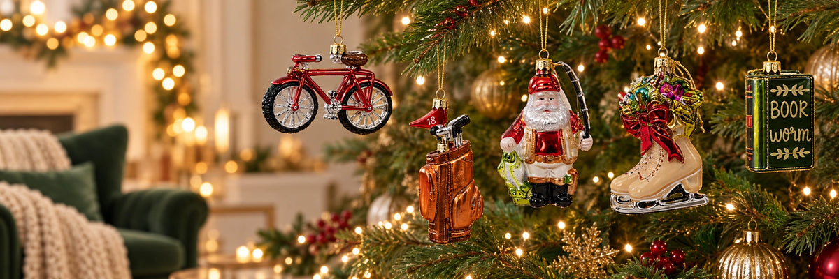 ArtiTree Glasfiguren Sport & Hobby: Rotes Fahrrad, Golftasche, Santa als Angler, Schlittschuhe und Bücherwurm als Glasornamente am beleuchteten Weihnachtsbaum